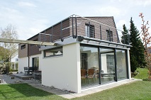 moderner Anbau mit Balkon